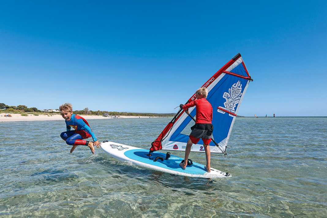 Oldtimer, WindSUPs oder Junior-Boards – die besten Windsurf-Bretter für Kinder
