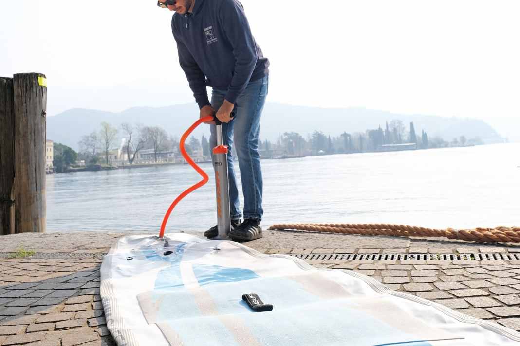 Luft absaugen beim SUP-Board