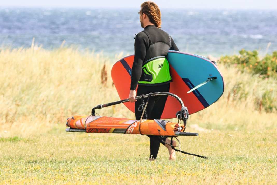 Easy ans Wasser – Surfmaterial tragen, leicht gemacht