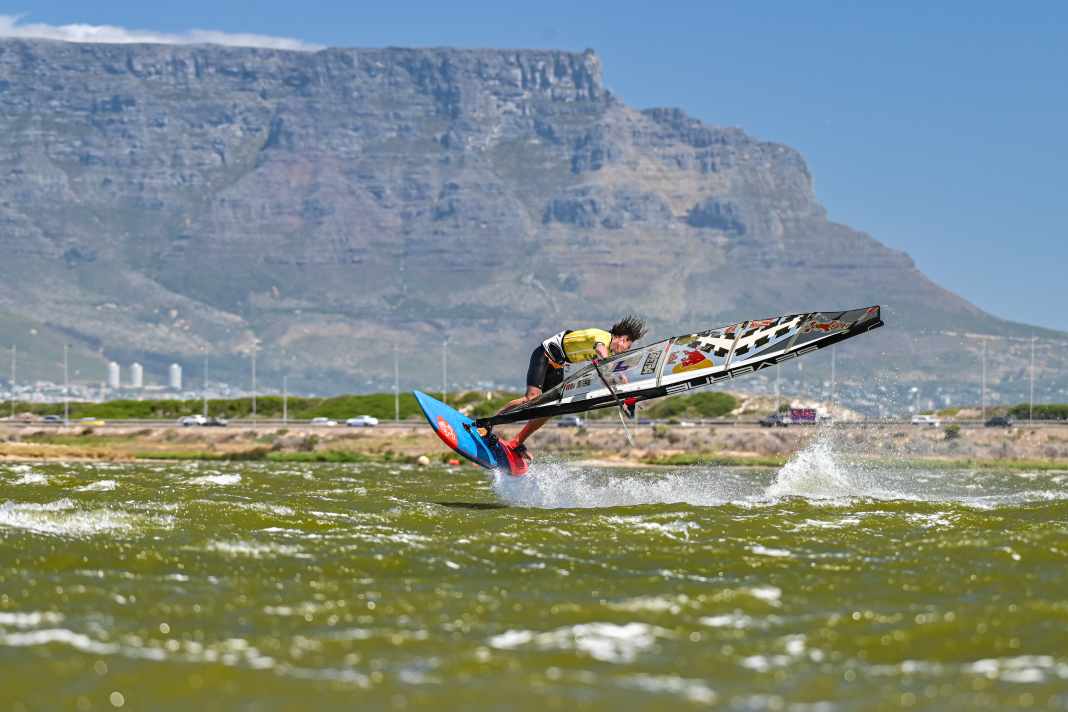 Lennart Neubauer dominiert die Single Elimination auf Flachwasser, morgen zieht der Contest aufs offene Meer