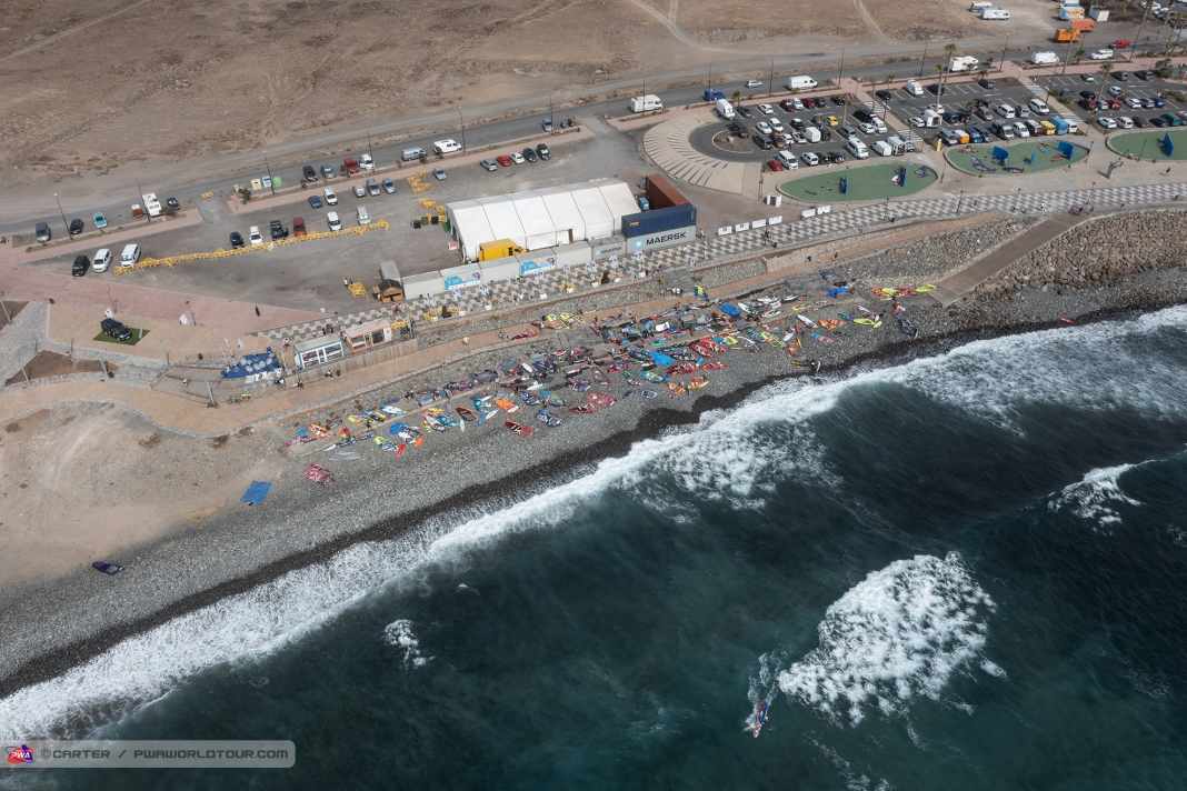 Wingfoilers duel on Gran Canaria