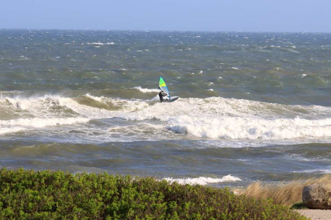 Sun, waves, wind - the Sunday surf in Hanstholm