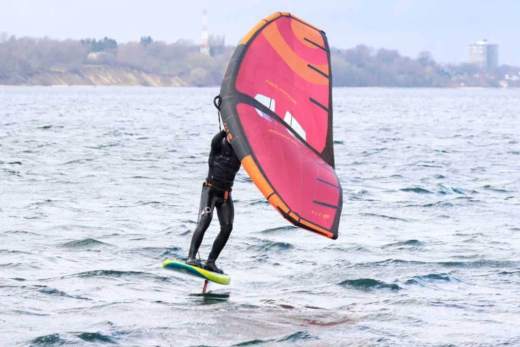 So lernst du die Wingfoil-Halse am besten