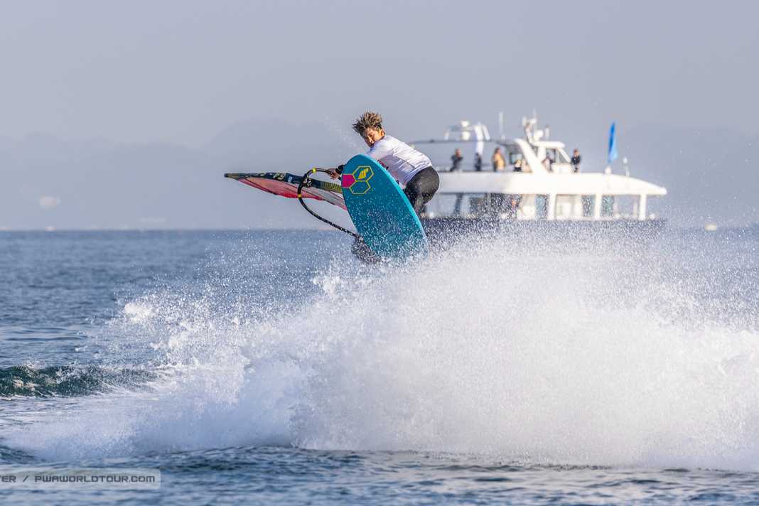 Weiter warten auf Wind in Yokosuka - Tow In-Show der Freestyle-Locals