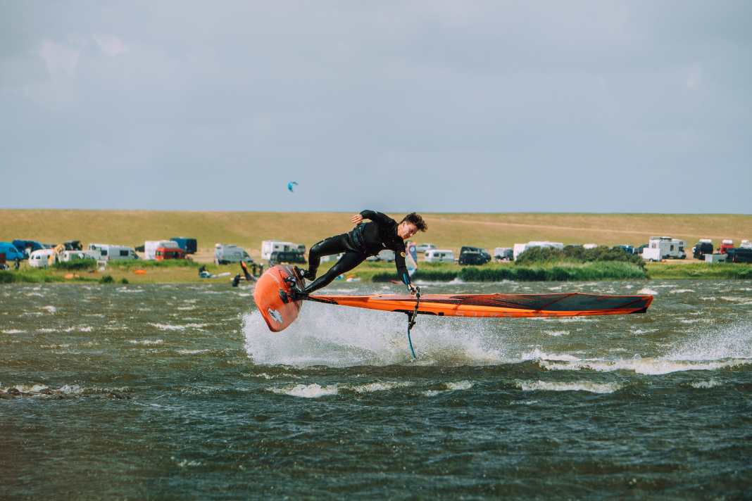Windsurfen und Wingfoilen im Meldorfer Speicherkoog - Nordseerevier mit Flachwasser