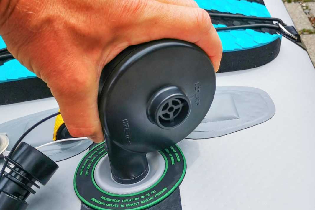 Battery-powered blower for SUP boards from Decathlon