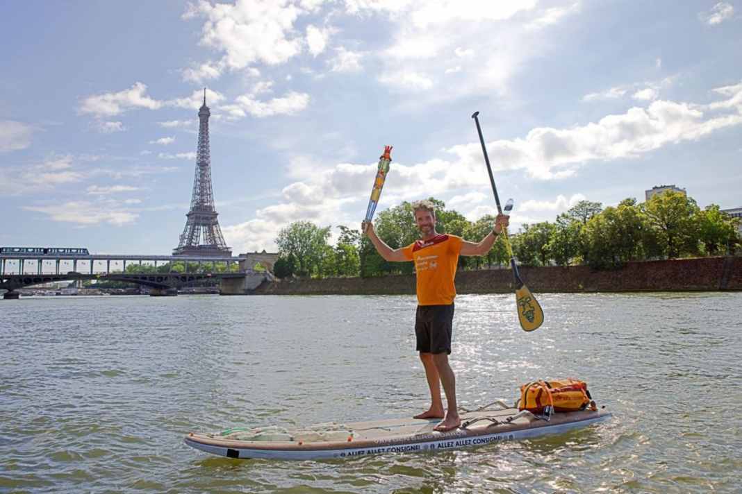 Der “Plastic Soup Surfer” ist am Eiffelturm angekommen