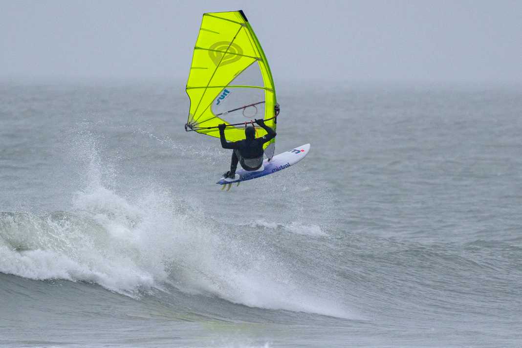 The Mistral Hookipa 93 waveboard in a test