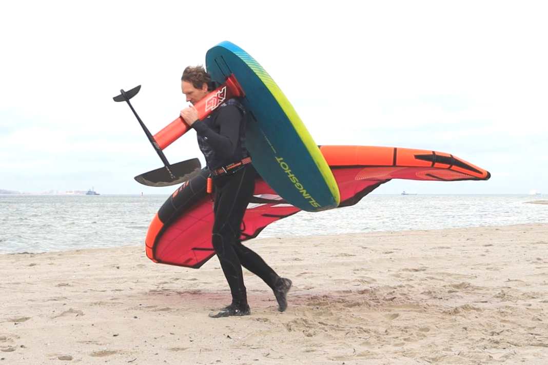 So trägst du Board und Wing am besten ans Wasser