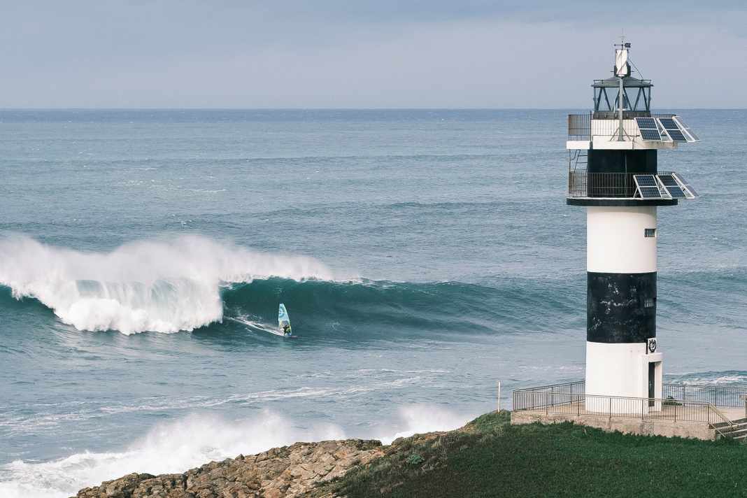 Big wave surfing - Leon Jamaer & Thomas Traversa on an Atlantic tour