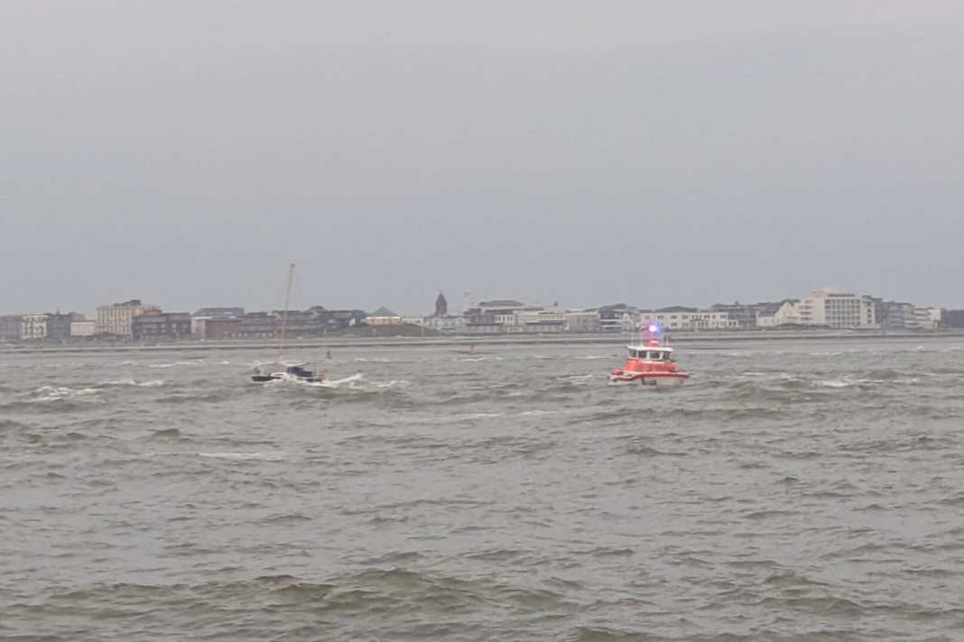 Erneut Segler vor Norderney aus Brandung befreit