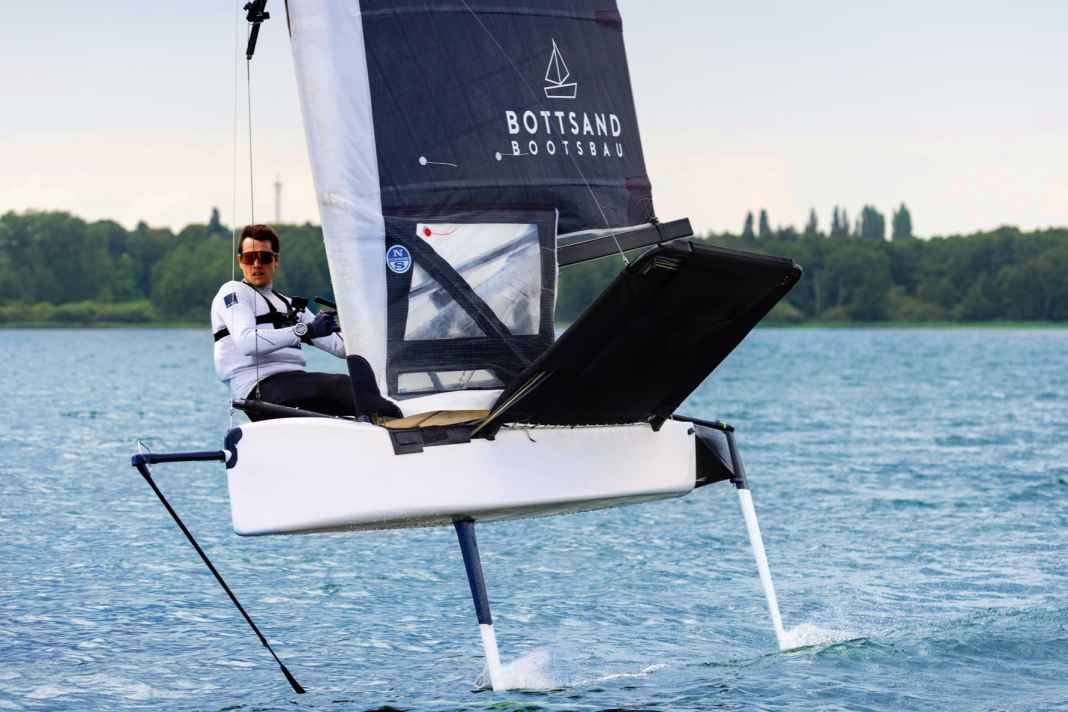 Mathis Menke flies over Lake Ratzeburg with a self-built moth
