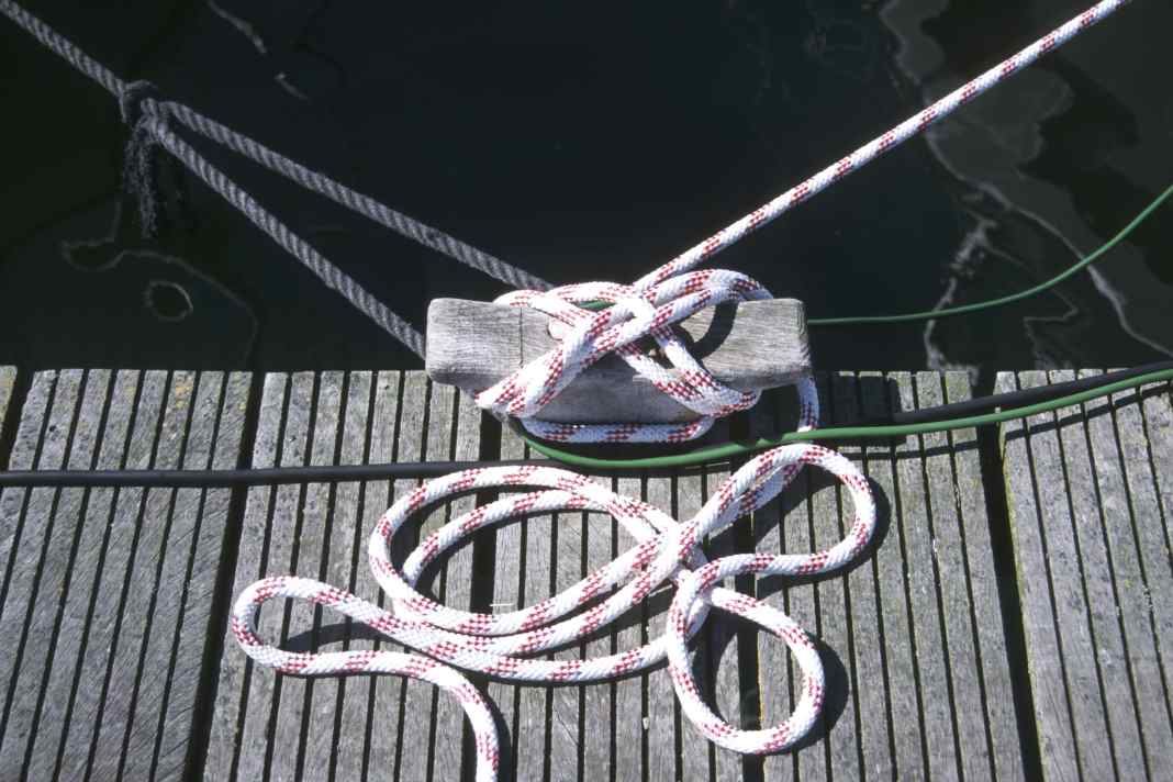 Mooring lines cut in the harbour
