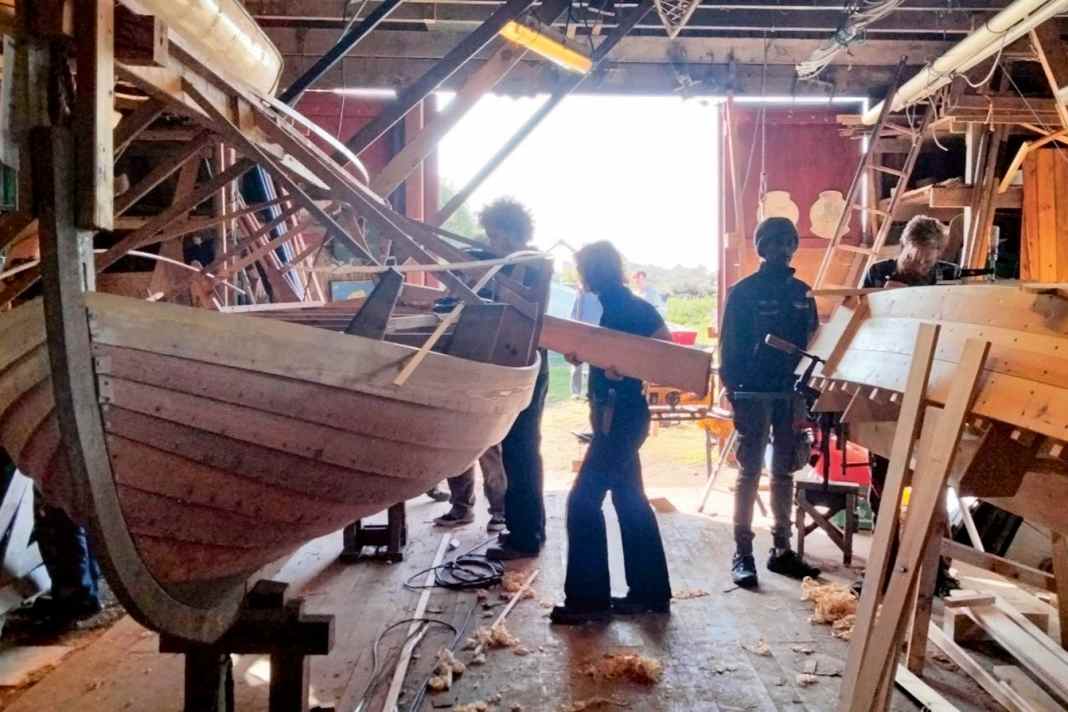 Des étudiants allemands en construction navale travaillent sur des smakkejollers danois