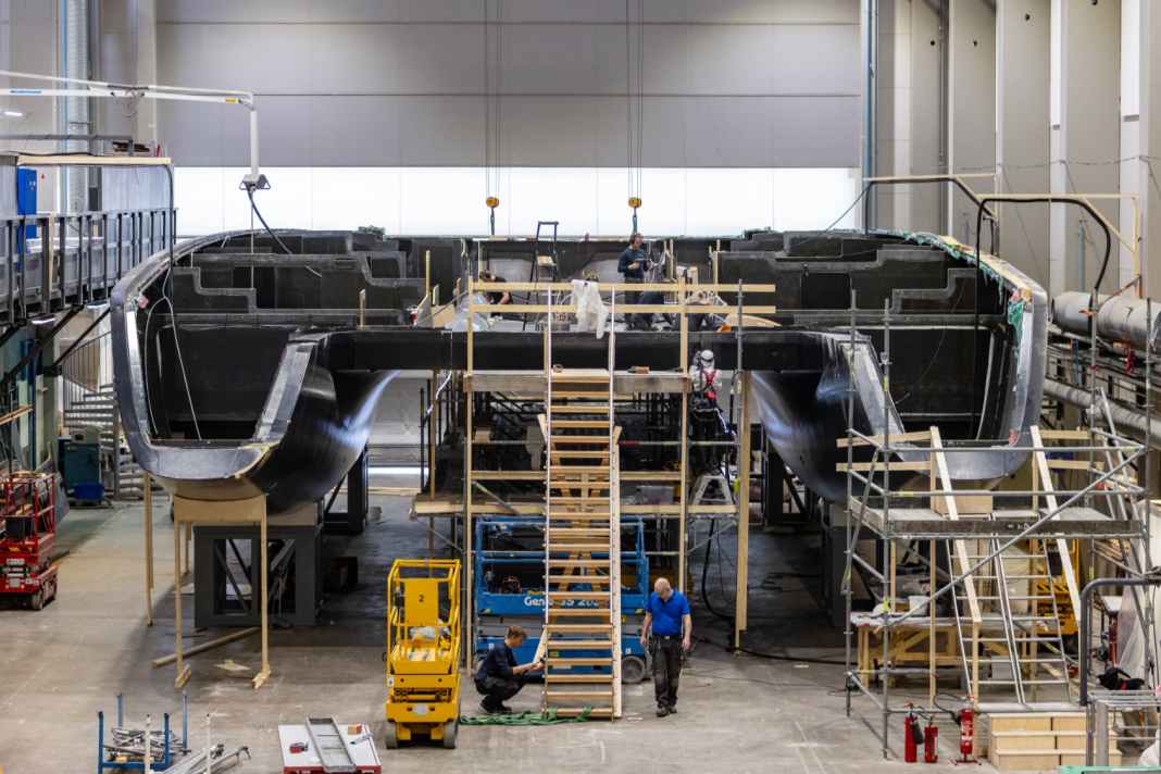 Baltics 33 Meter langer Carbon-Kat nimmt Form an