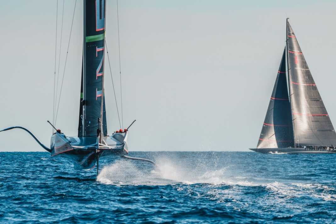 Begegnung in der Barcelona-Arena – J-Class-Gigantinnen treffen AC75-Foiler