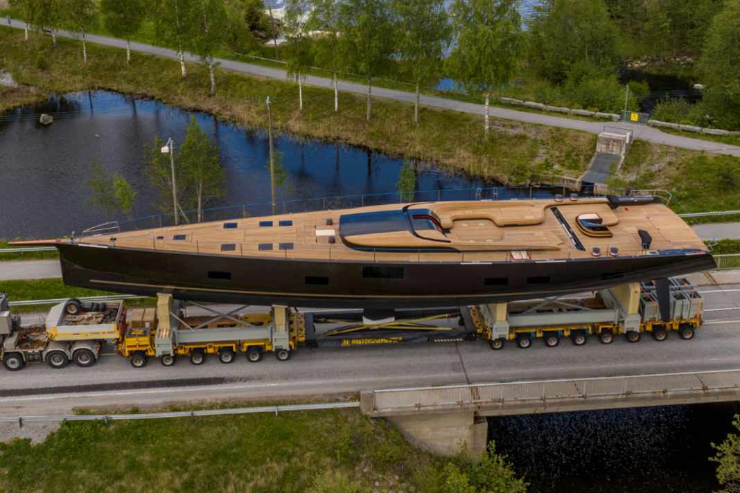 Worldcruiser mit Cockpit als Teak-Skulptur
