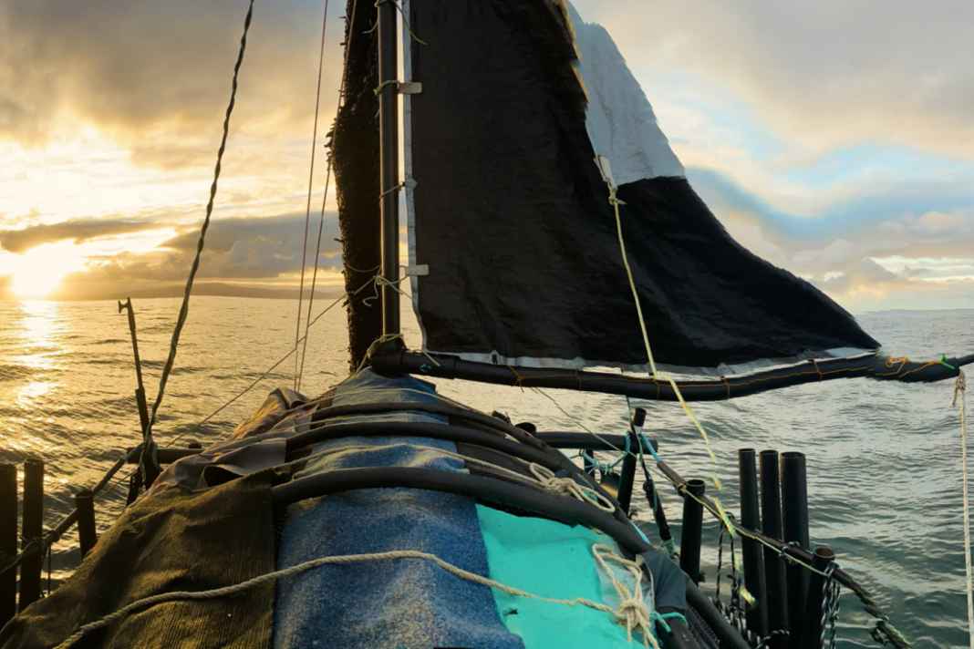 Un Tasmanien construit un bateau avec des déchets marins