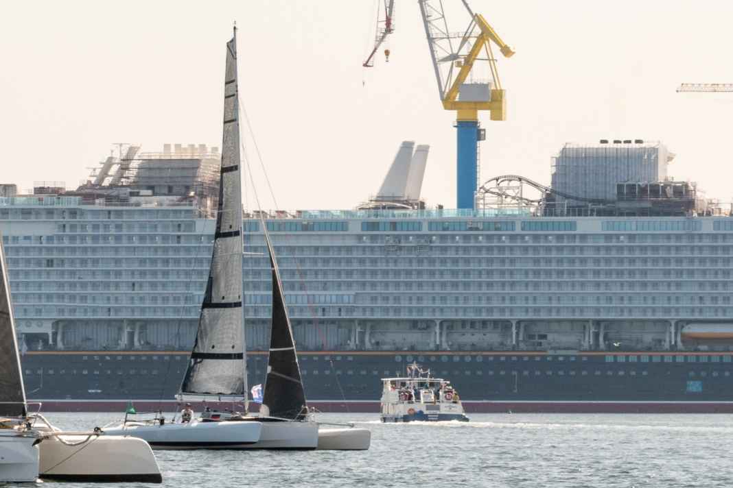 Trimaran capsized - distress at sea on the long haul