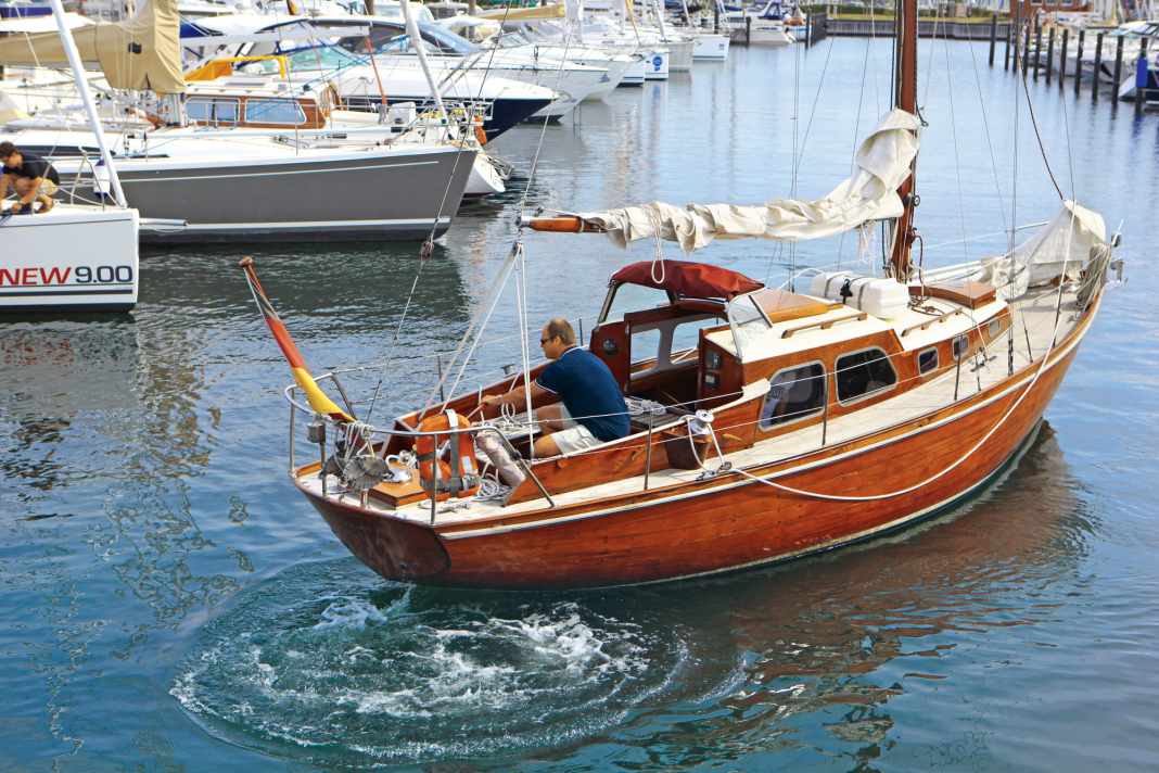 Harbour manoeuvres with the wheel effect