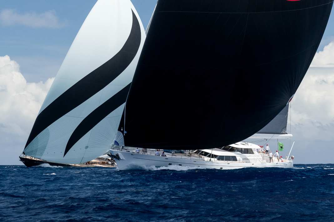 30 Superyachten segelten in der Karibik um einen Eimer