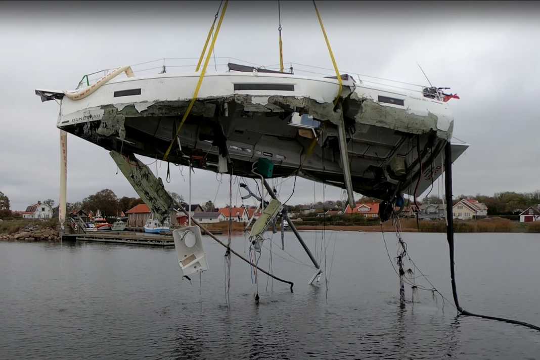 Yacht da crociera schiacciato dalla mareggiata sul molo del porto