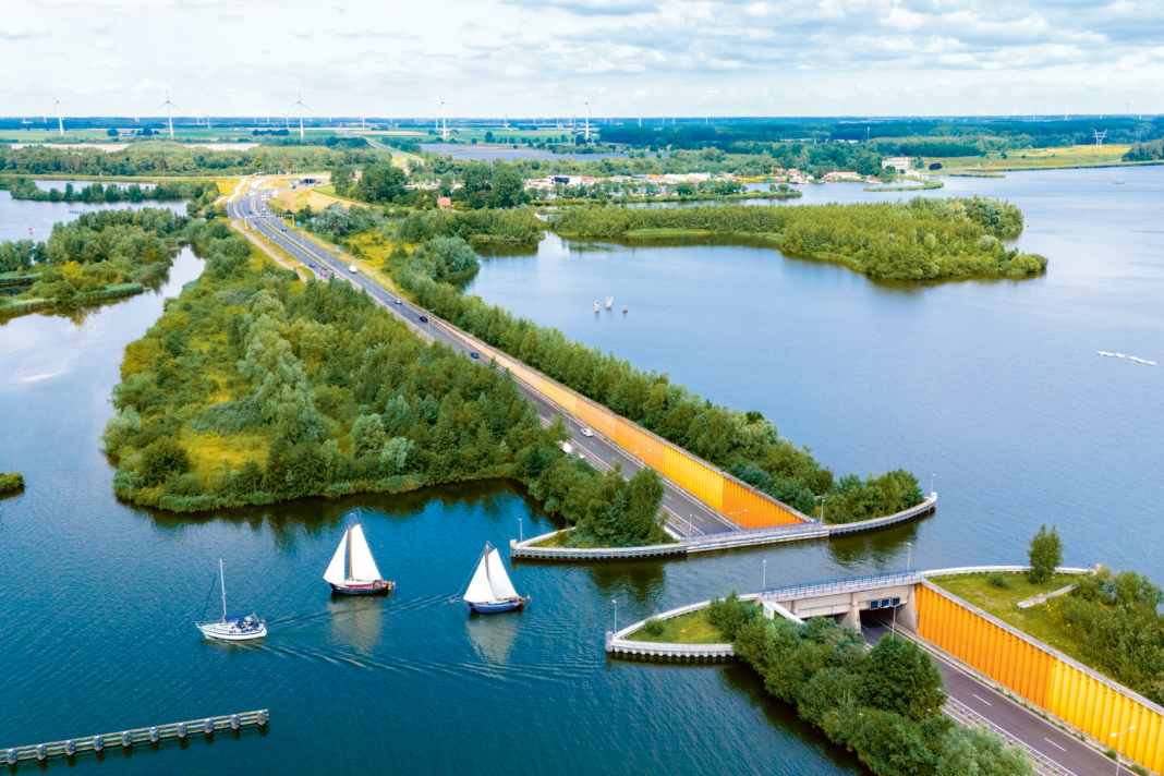 On the edge of Flevoland - Travelling on the marginal seas