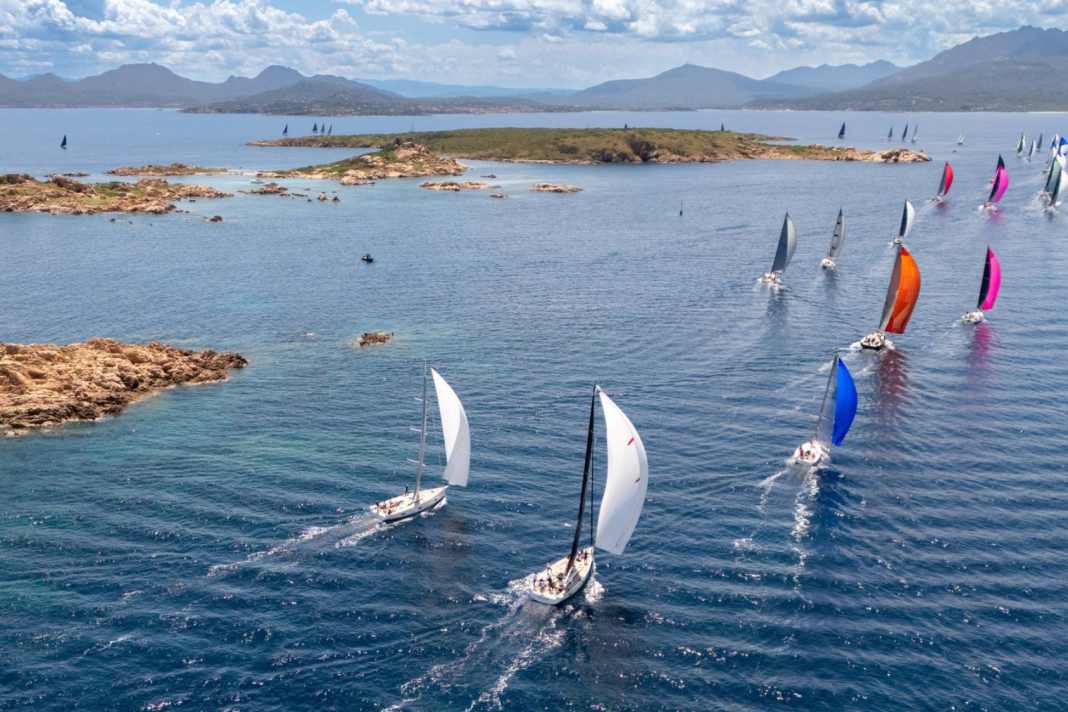 Rauschendes Segelfest mit fast 1000 Teilnehmenden vor Sardinien