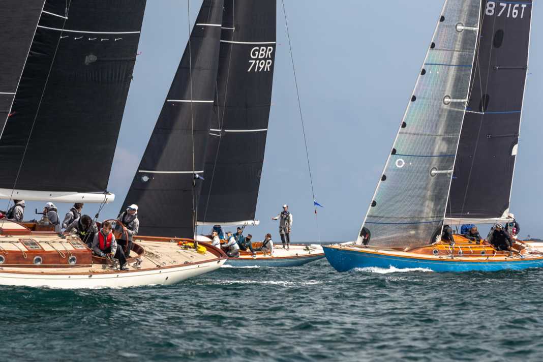 Moderne Klassiker von Spirit Yachts matchen sich vor Guernsey