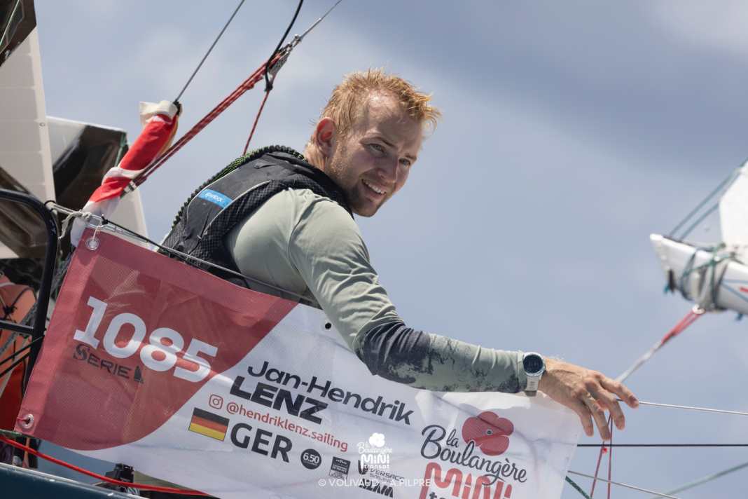 Finale Furioso - Lenz defies broken bowsprit shortly before the finish line