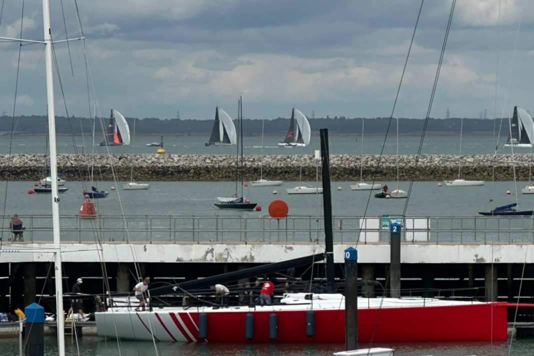 Bitteres Aus vor Cowes – Mastbruch auf “Red Bandit”!