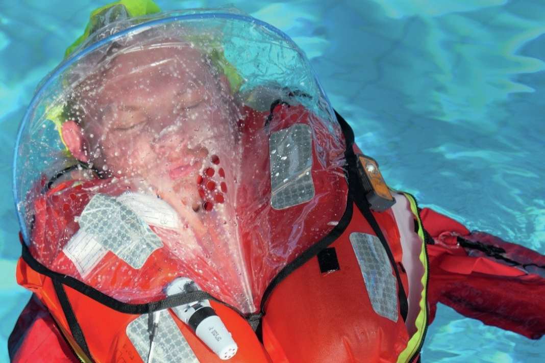 Schwimmen, atmen, abwarten – 24 Automatik-Westen im großen Vergleichstest