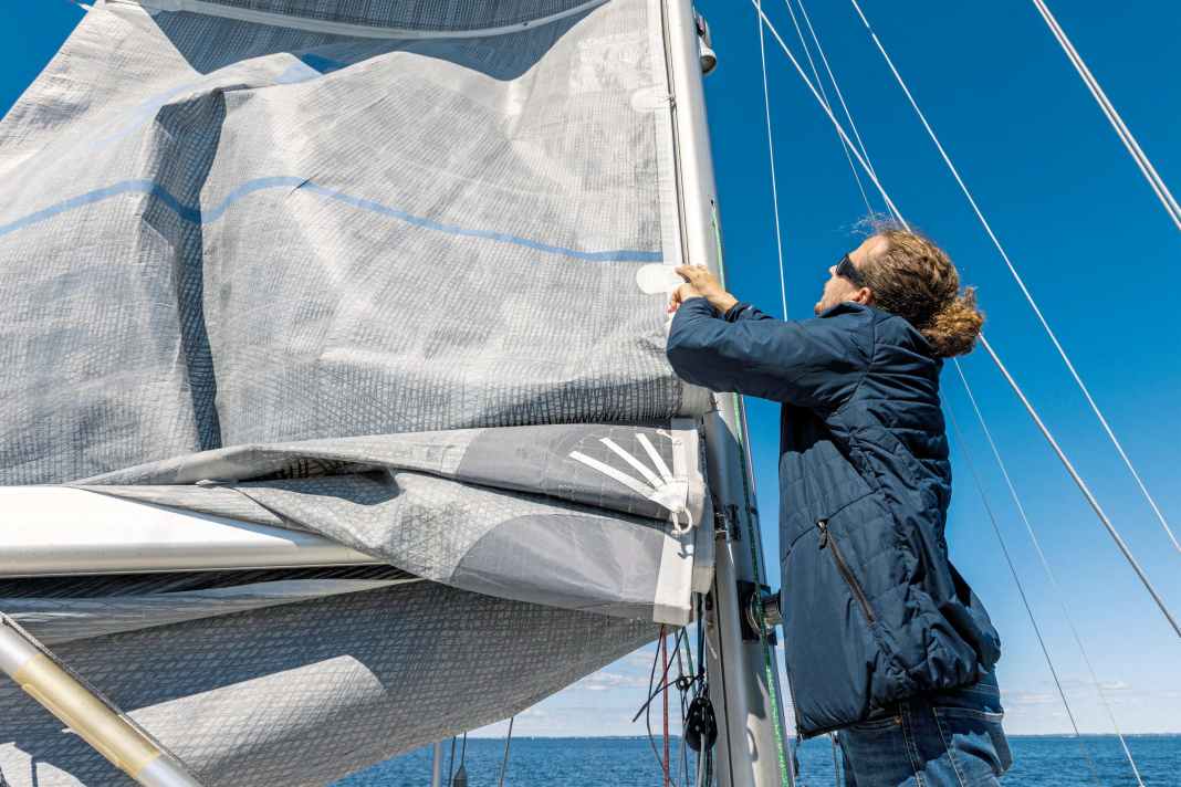 Tricks for setting and recovering the mainsail