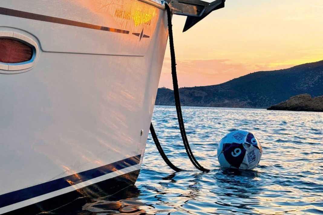 How to moor safely to a mooring buoy