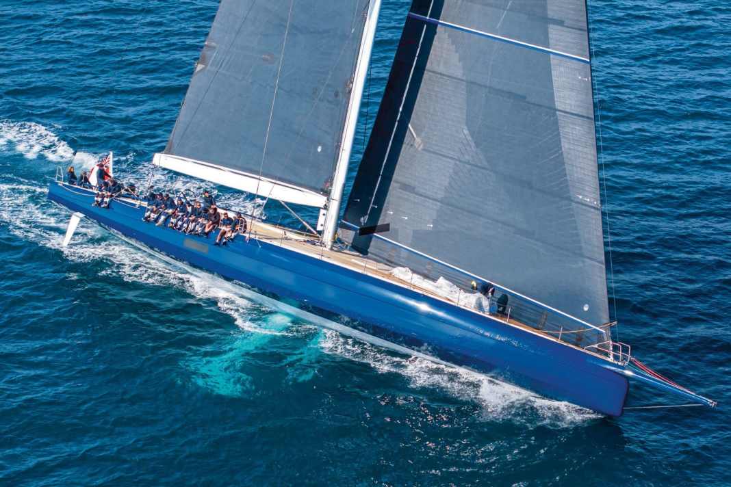 Maxiyacht fliegt mit der Magie des Auftriebs