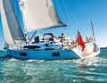 Das Red Ensign weht am HEck der meisten britischen Yachten, mitunter mit zusätzlichen Verzierungen. Wir werfen einen Blick auf die Regeln und Traditionen der Yachtflaggen