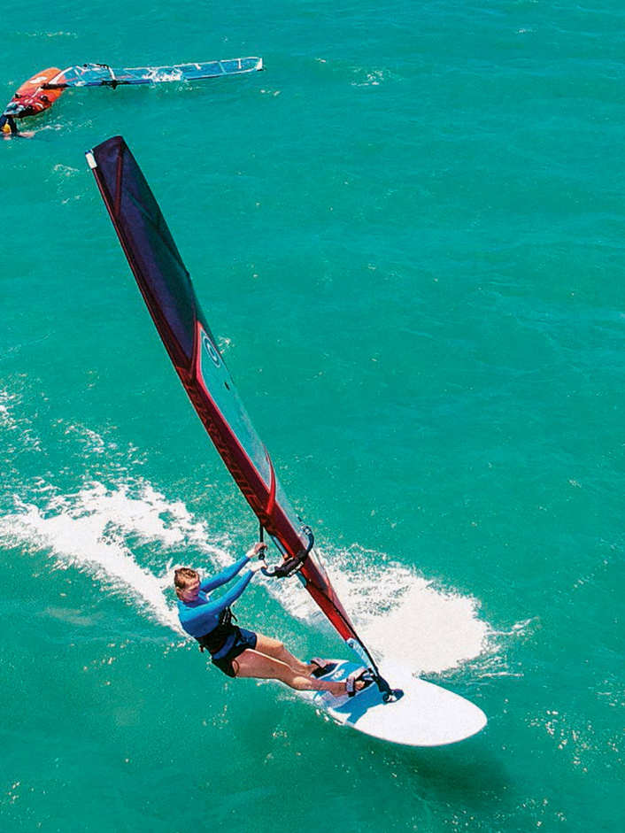 So gelingen spektakuläre Drohnen-Aufnahmen beim Windsurfen