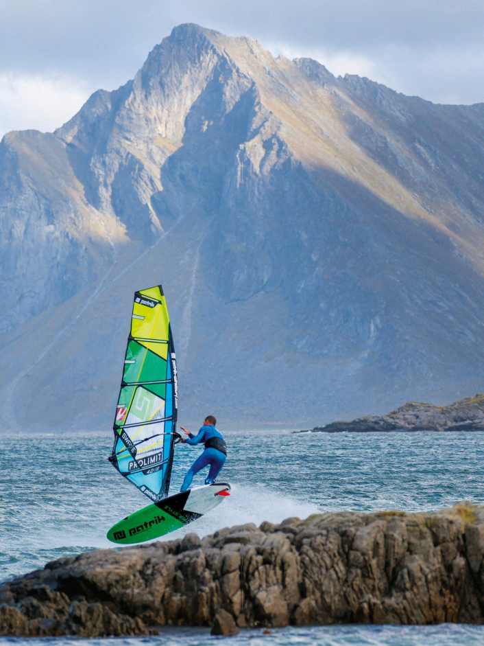 Windsurfen auf den Lofoten – Auf der Jagd nach den Polarlichtern