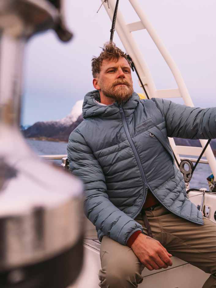 Strato intermedio caldo realizzato con vecchie reti da pesca e bottiglie