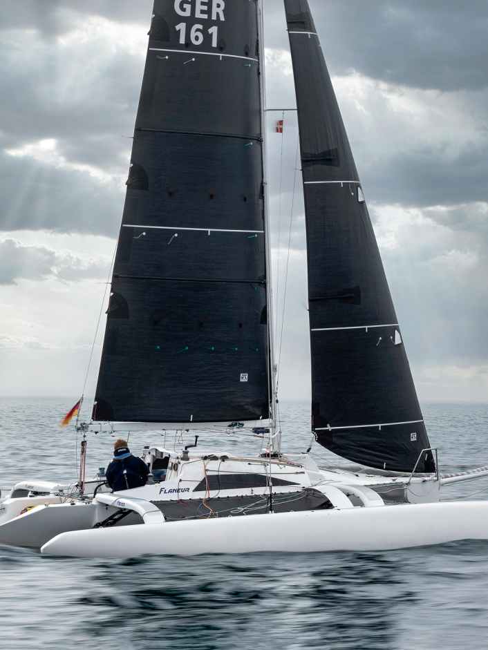 Un trimaran de série modifié devient une machine de course