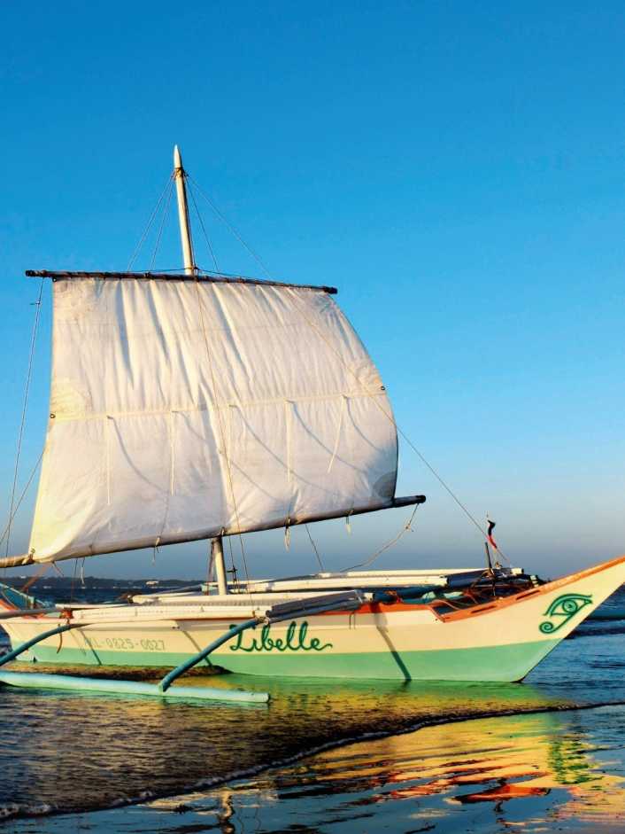 Durch die Inseln der Philippinen mit traditionellem Auslegerkanu für unter 1.000 €