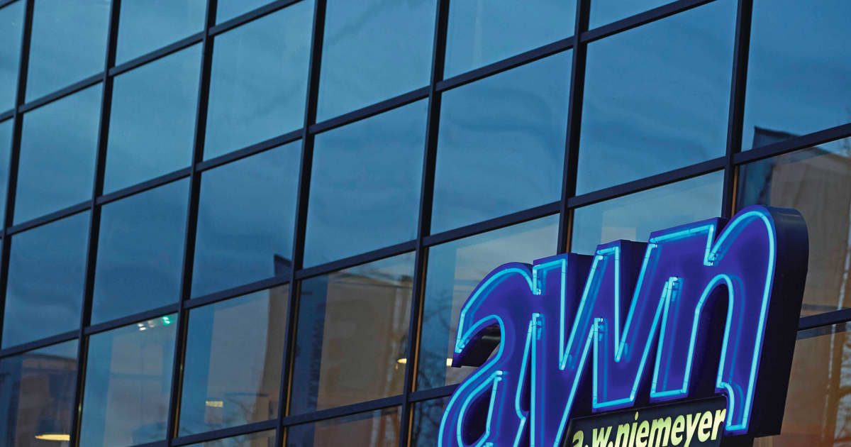 “AWN to Close: Failed Investor Search and Stationary Retail Challenges”