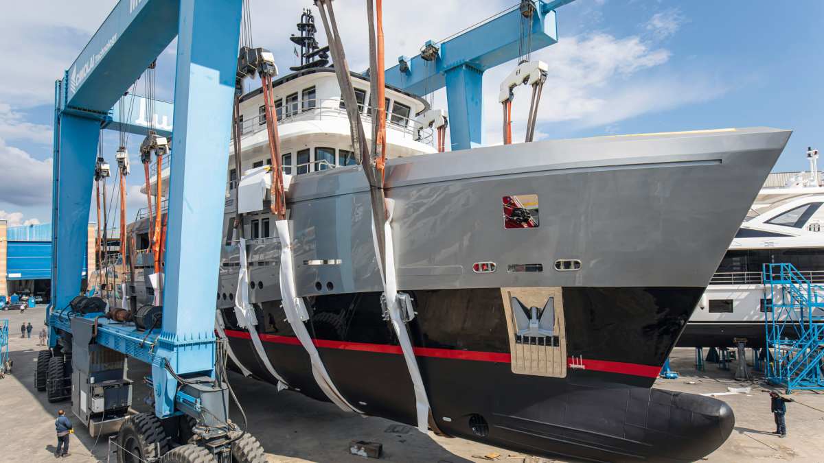 Yacht law: Problems that can occur during a refit | BOOTE