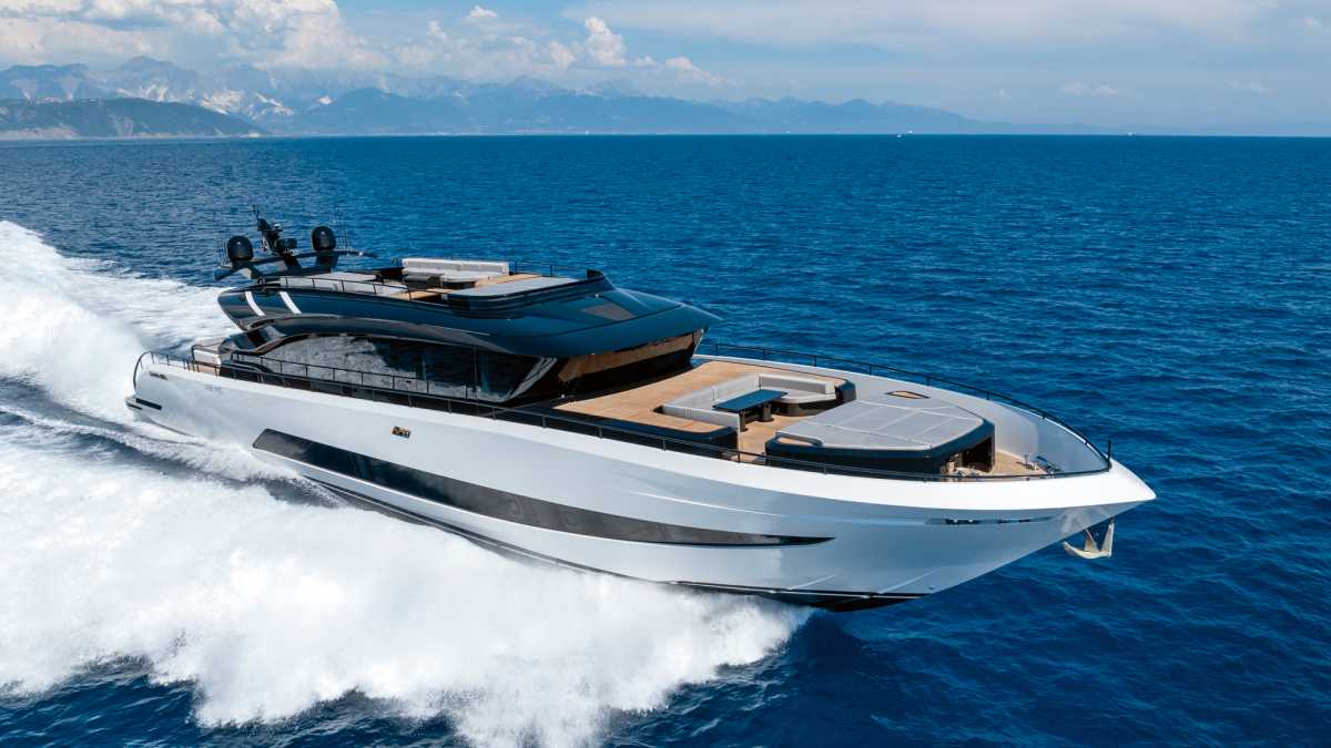 AB 110: Schräger Waterjet-Gleiter mit Linien von Marco Casamonti | BOOTE