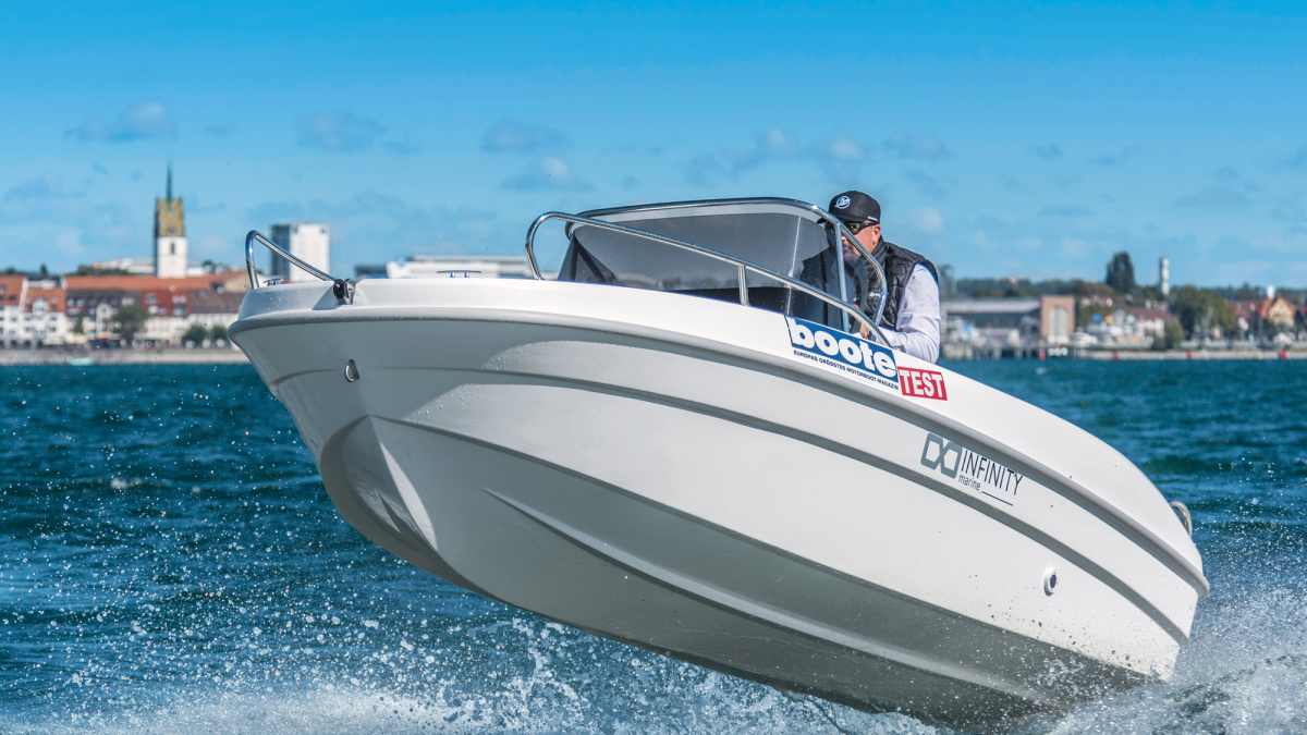 Infinity 455 MC: Compact entry-level boat for water sports enthusiasts ...