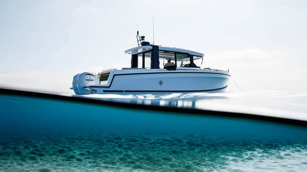 Jeanneau EX 34 Hardtop, вид сбоку с подвесными моторами