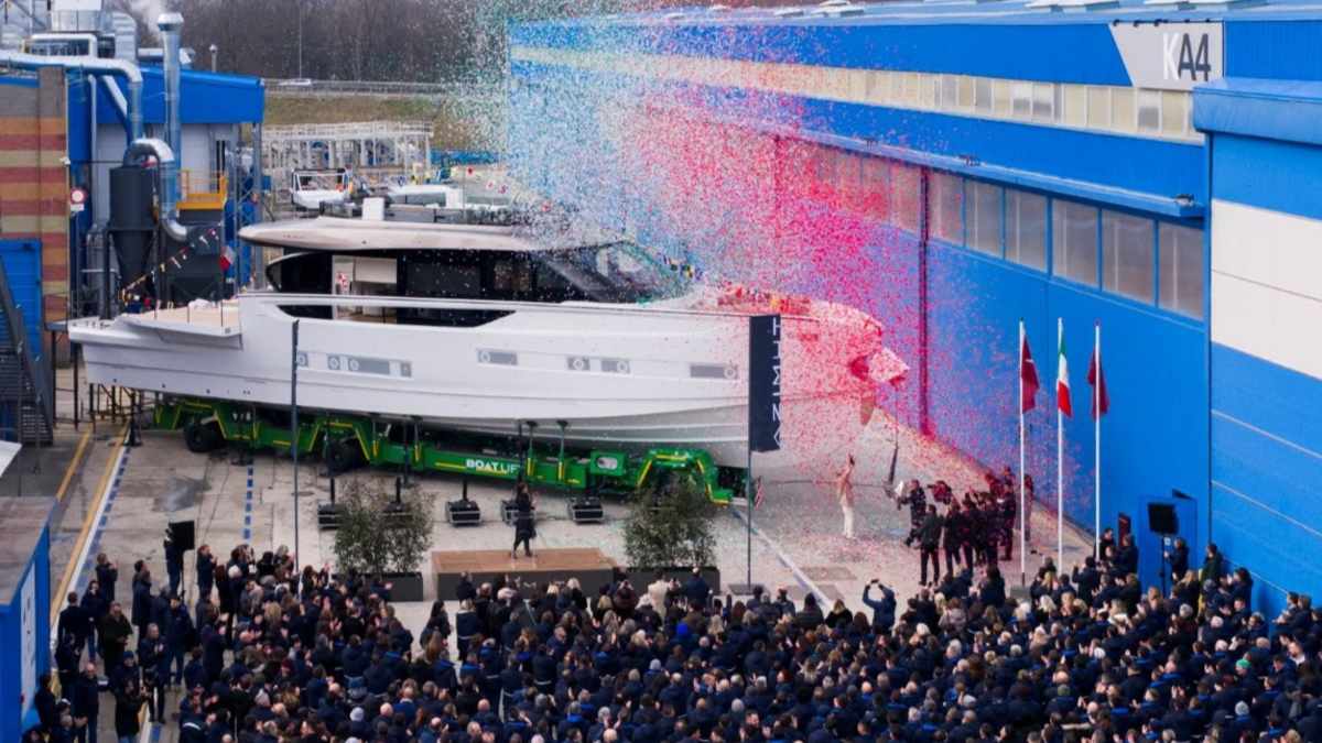 Azimut tauft Seadeck 9 in den Bergen | BOOTE