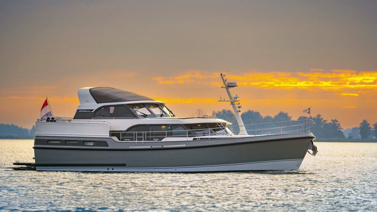 Test: Linssen 55 SL AC Variotop - Off on an adventure | BOOTE