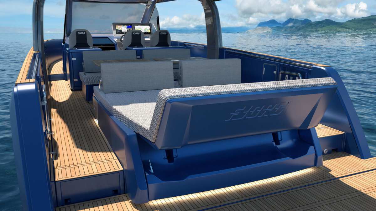 Кормовая скамья FJORD 440 Open в положении дивана (визуализация)