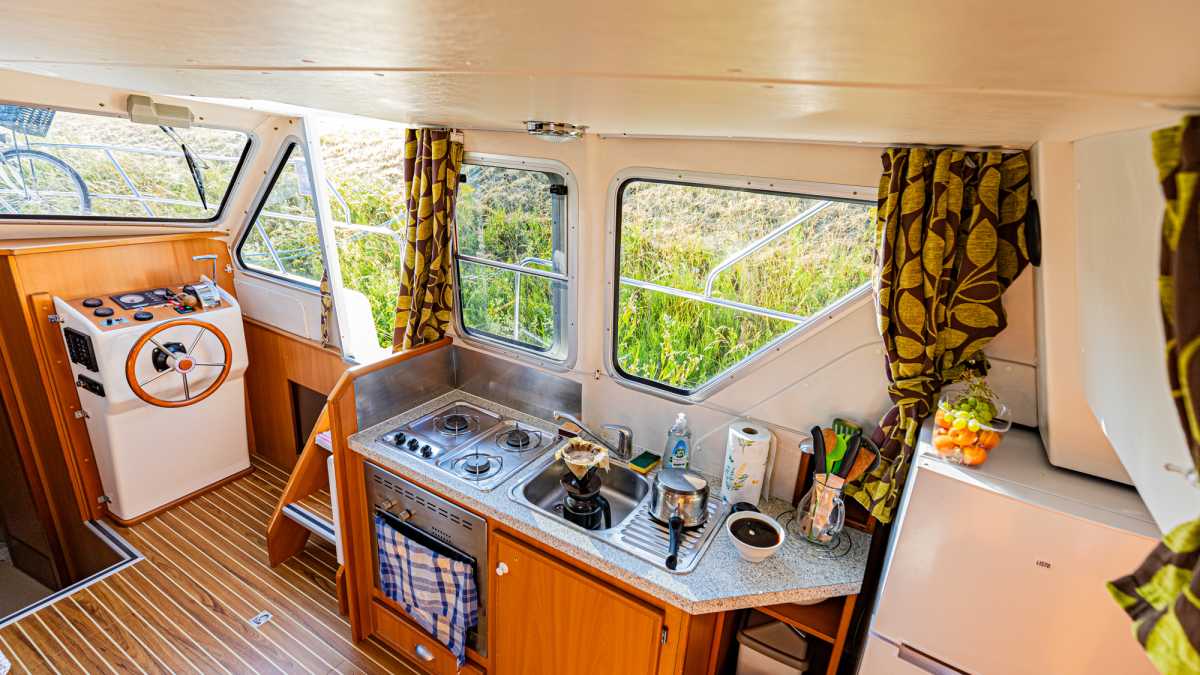 Galley: Three practical helpers for stowing and storing things in the ...